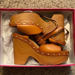 Super Cute Carmel Wood Wedges